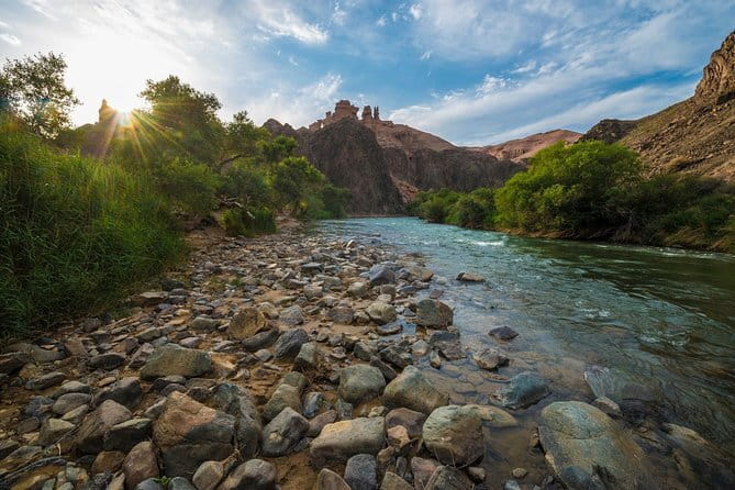 4-Day Altyn Emel Park + Kolsai & Kaindy Lakes + Charyn Canyon jeep-tour - Day 1: Basshy Village Base, Singing Dune, And Altyn Emel’s Otherworld Air