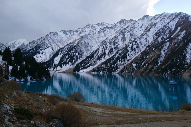Almaty lake - Girl’s tears waterfall: the small stop that adds drama