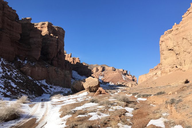 Charyn Canyon Private tour from Almaty, 1 day - The canyon walk in Charyn National Park: maze-like paths and closer feel