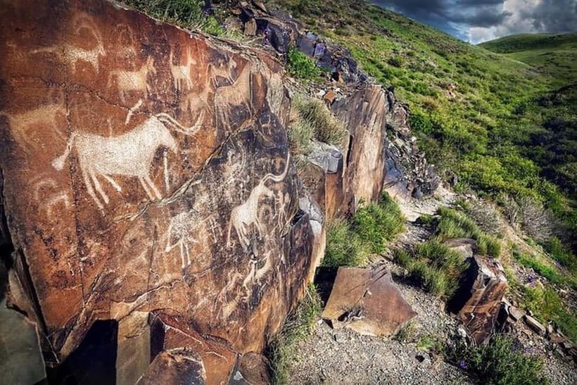 Tanbaly Gorge: Ancient Petroglyphs UNESCO Site Day Tour - The central canyon walk: where the engravings feel most concentrated